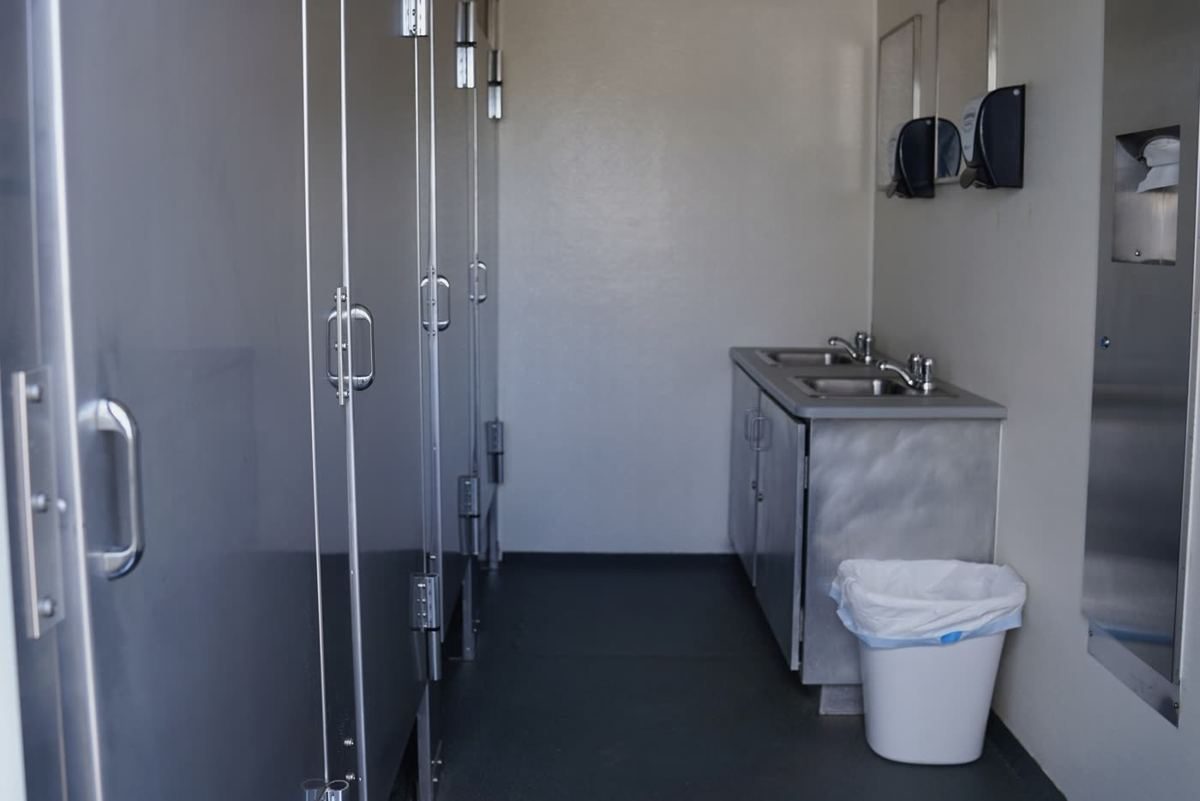 T-10 Multi Stall Black Trailer, inside